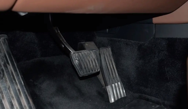 自動擋的剎車太靈敏了怎么辦 根據(jù)路況適當踩剎車（調(diào)整剎車）