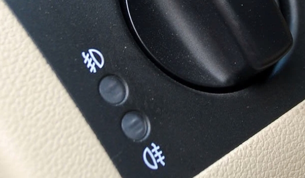 霧燈標志圖片 圓形的標記有三條向下的線和有一條曲線穿過