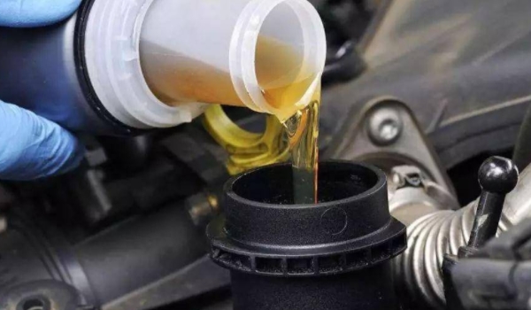 汽車機油多長時間換一次最好 5000/10000公里更換（看機油品質(zhì)）