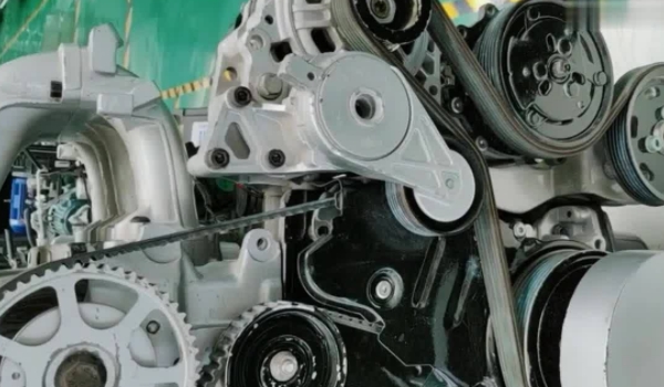 發(fā)動機皮帶吱吱響是怎么回事 皮帶松緊故障、緊張輪失效、震動劇烈