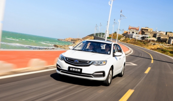 吉利遠(yuǎn)景怎么樣 油耗低、動(dòng)力好、后備箱空間大（1.5L自然吸氣發(fā)動(dòng)機(jī)）