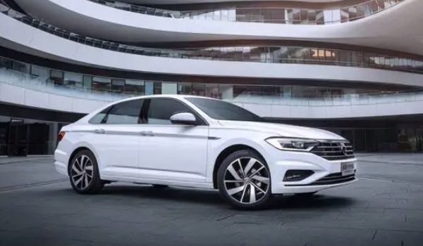 速騰和朗逸哪個(gè)好 速騰效果好（年輕、運(yùn)動(dòng)、時(shí)尚的一款轎車）