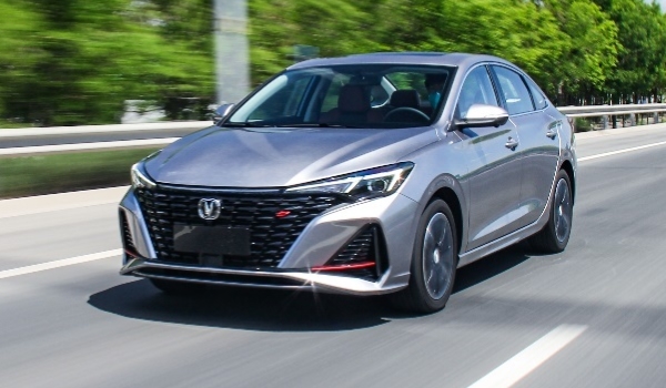 長安逸動怎么樣 舒適性好、顏值較高、油耗低（百公里油耗6L）