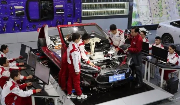 汽修學(xué)校學(xué)費多少 8000元到15000元（學(xué)校資質(zhì)不同價格不同）