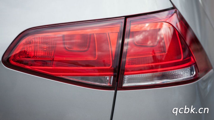 尾燈怎么開開關在哪里