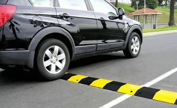 汽車過減速帶多少速度合適