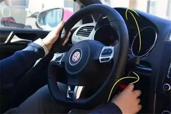 汽車方向盤鎖住了怎么開鎖