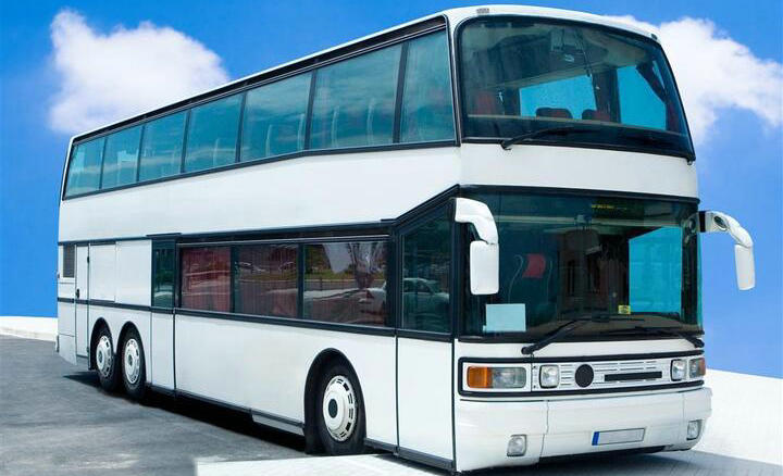 大型客車核載多少人