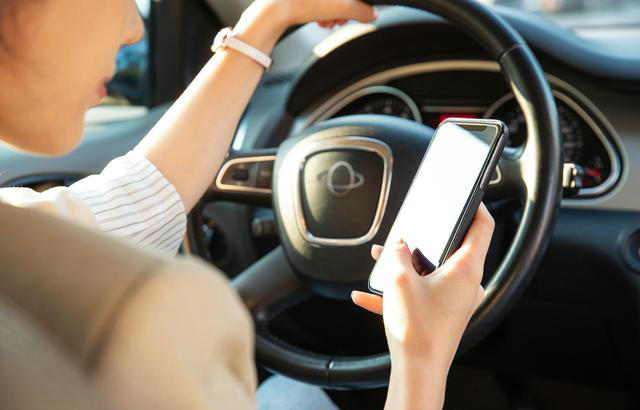 開車玩手機(jī)怎么處罰