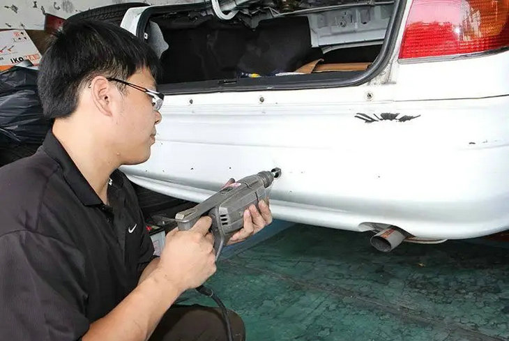 倒車?yán)走_(dá)安裝位置在哪里比較合適