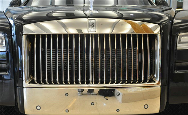 汽車進(jìn)氣格柵好多蟲(chóng)子需要清理掉嗎