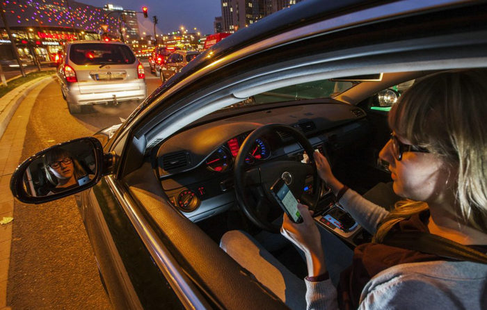 開車拿手機(jī)拍照被攝像頭拍到罰多少