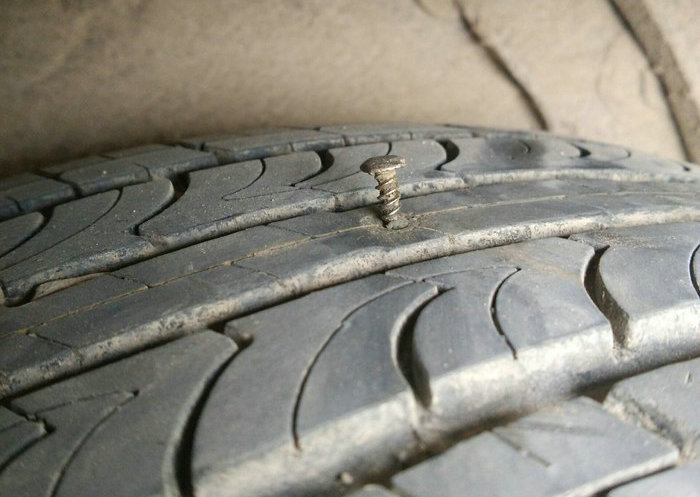 輪胎被扎了還能開(kāi)嗎