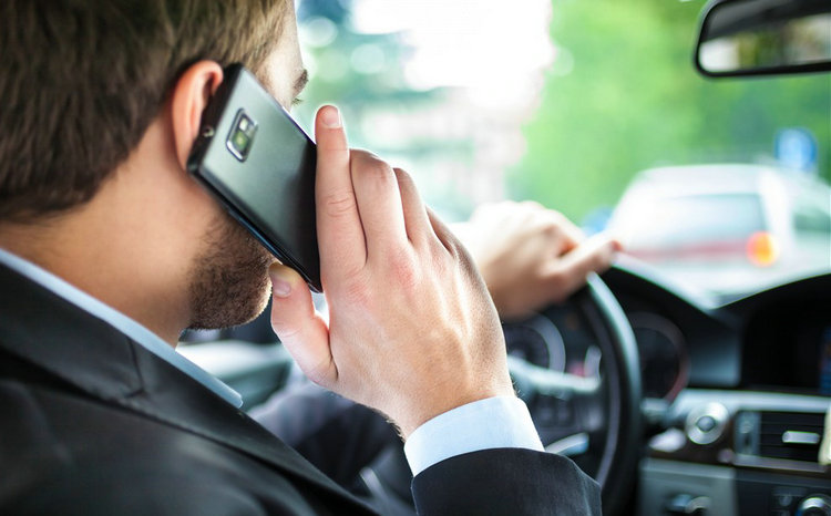 開車打電話扣幾分罰款多少錢