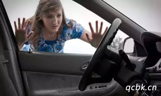 起亞k3鑰匙鎖車?yán)锪嗽趺创蜷_(kāi)車門(mén)