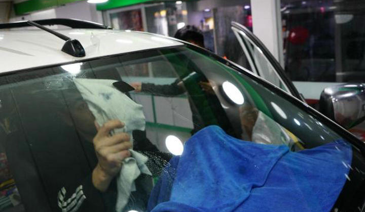 擋風玻璃內(nèi)側清除的最佳方法