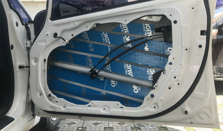 原廠車(chē)門(mén)為啥不貼止震板