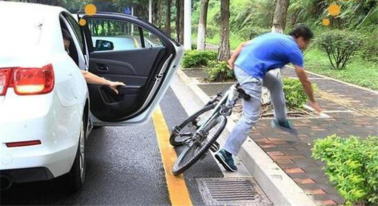 乘客開(kāi)車門導(dǎo)致車禍誰(shuí)負(fù)責(zé)