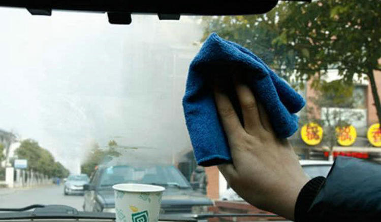 冬天開車開暖風(fēng)玻璃有霧氣怎么辦