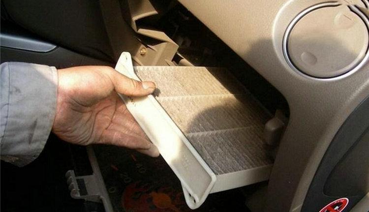 汽車(chē)為什么空調(diào)剛開(kāi)很臭