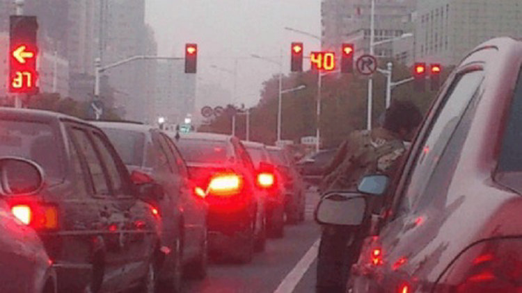 等紅燈時(shí)汽車抖動(dòng)開起來(lái)正常怎么回事