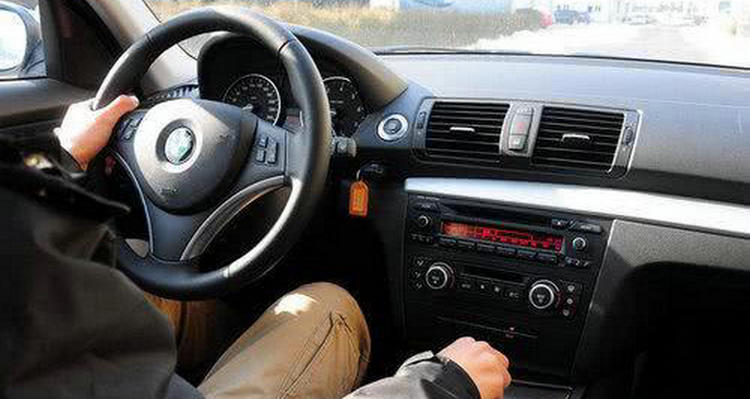 踩油門(mén)發(fā)動(dòng)機(jī)噠噠噠的響怎么回事