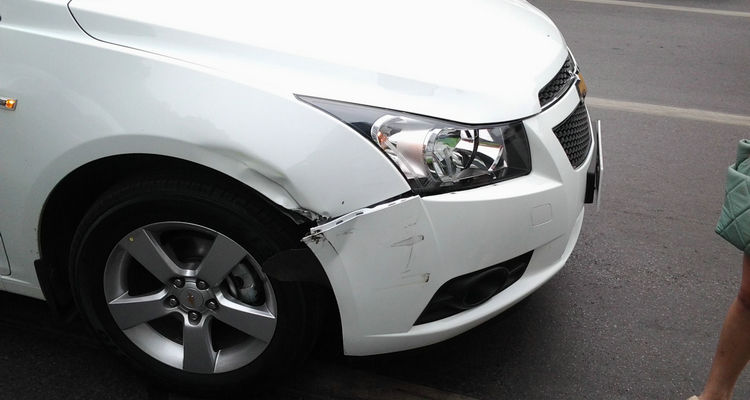 塑料汽車保險杠破了如何修補