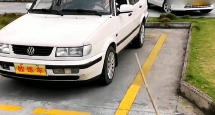 倒車入庫(kù)兩邊距離不一樣會(huì)扣分嗎