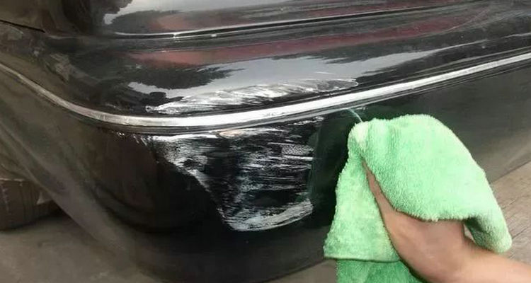 車子刮了露出黑色底漆怎么修復