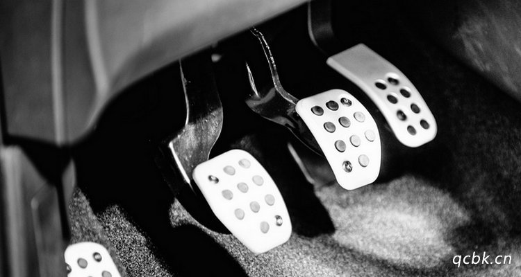 踩死剎車不踩離合會熄火嗎