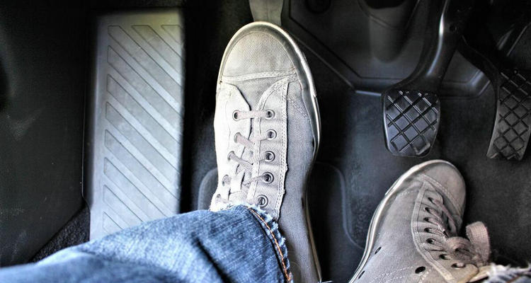 自動(dòng)擋松油門會(huì)慢慢減速嗎