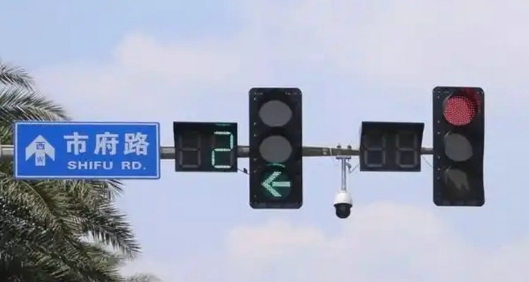 車走到中間變紅燈了怎么辦