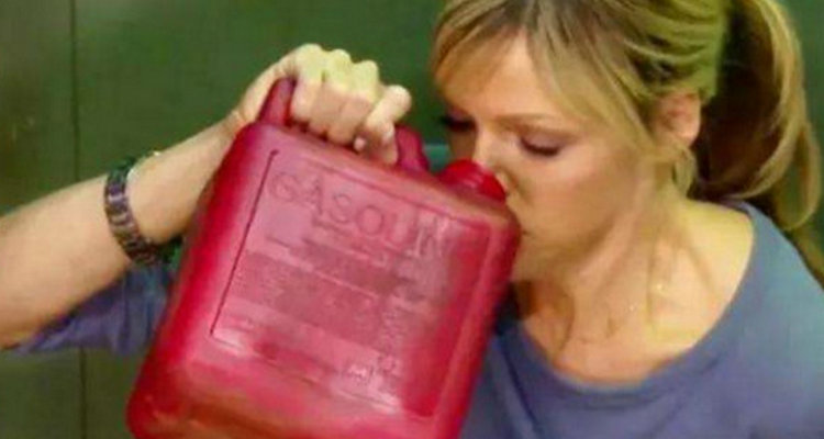 小車啟動(dòng)時(shí)有汽油味正常嗎