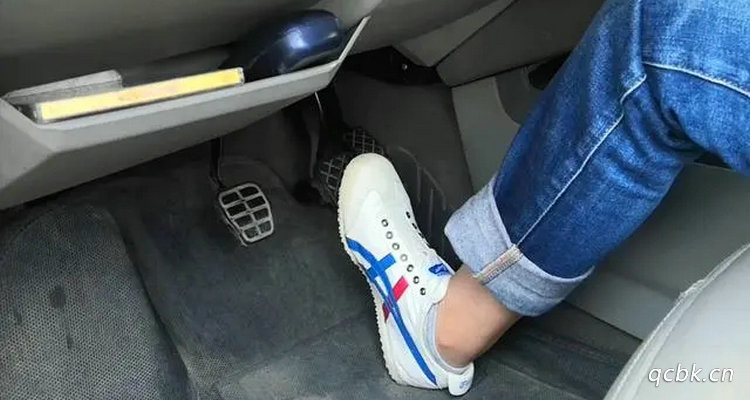 自動擋車行駛中換擋用不用踩剎車