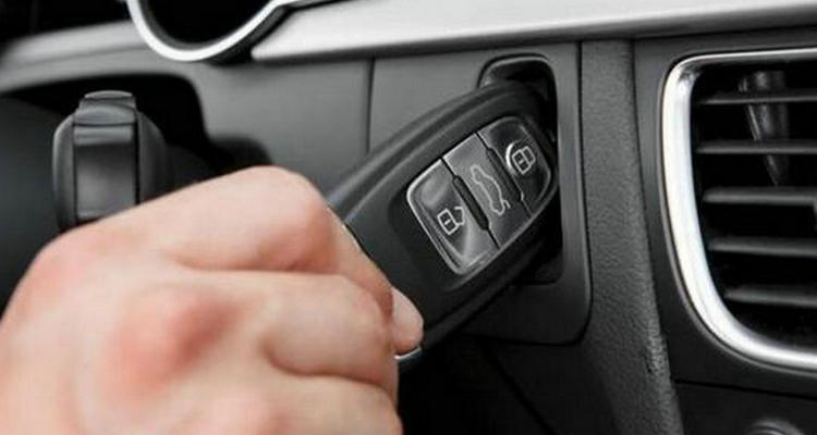 車鑰匙鎖在車?yán)镌趺创蜷_(kāi)車門(mén)