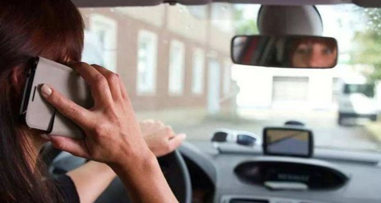 機(jī)動車駕駛?cè)舜螂娫捒蹘追?></i>
          <h3>機(jī)動車駕駛?cè)舜螂娫捒蹘追?/h3>
          <span>違章</span>
          <p class=