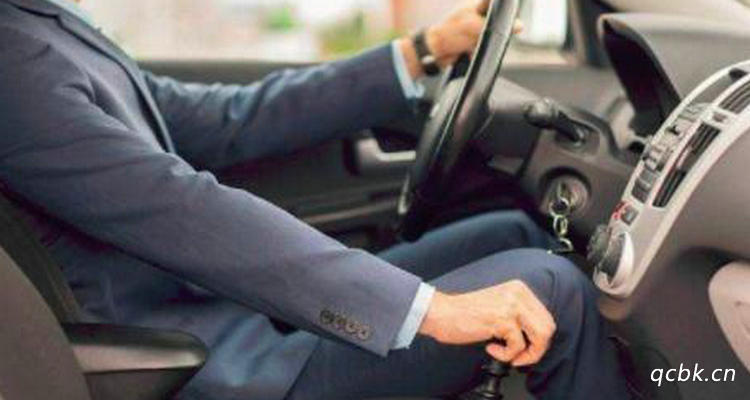 自動擋車不踩剎車可以啟動嗎