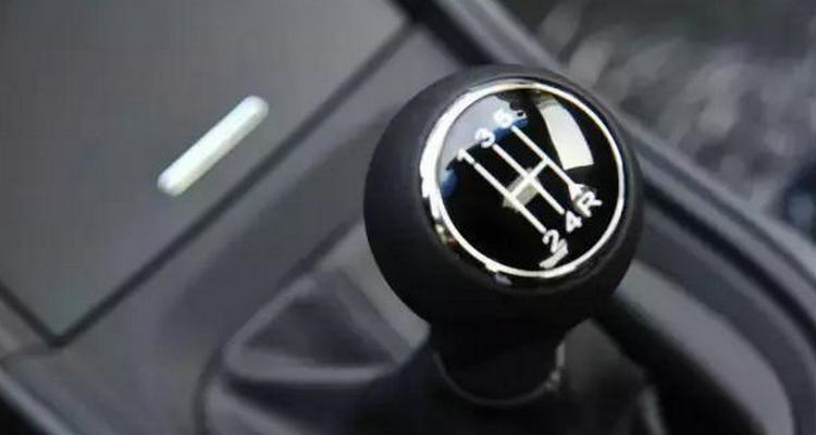 手動擋怎么啟動打火 手動擋汽車點火步驟