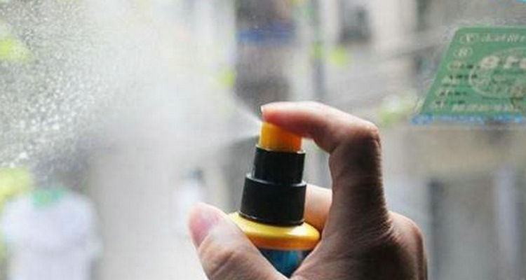 汽車擋風(fēng)玻璃外面起霧怎么解決