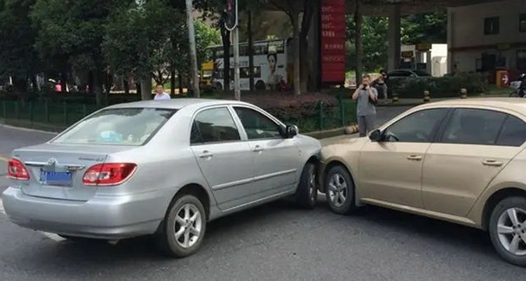 直行和右轉(zhuǎn)彎車輛碰了是誰的責(zé)任