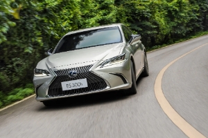 雷克薩斯es300h新款價(jià)格，在售2021款報(bào)價(jià)37萬起