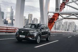 長(zhǎng)安cs55plus藍(lán)鯨版2021款怎么樣，動(dòng)力加速?gòu)?qiáng)勁（尺寸參數(shù)偏?。? /></a>
       </div> 
      </div> <h3><a href=