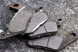 4個剎車片一般多少錢，根據(jù)車型和剎車片材料定價（一般一到三百之間）