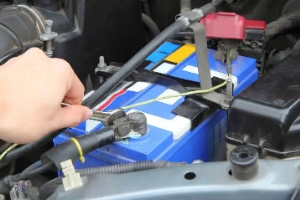 汽車蓄電池幾年換一次，新車保質期三年或10萬多公里