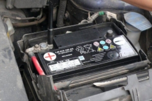 汽車(chē)電瓶充電需要多長(zhǎng)時(shí)間 充電需要等待3-5個(gè)小時(shí)可以充滿