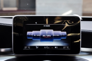 奔馳c中控屏幕不亮了 可以重新啟動(dòng)系統(tǒng)、檢查鏈接線路、換保險(xiǎn)絲