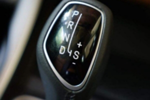 自動(dòng)擋車點(diǎn)火時(shí)應(yīng)該掛什么檔位 應(yīng)該掛在P檔或N檔位置上