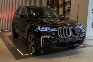 寶馬x7多少錢 新車售價(jià)100萬元起（分期月供20901元）