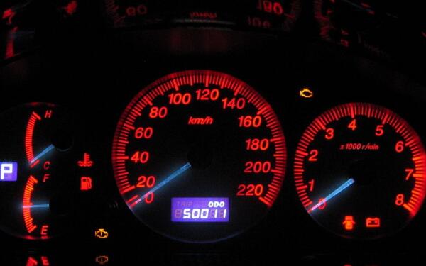 汽車(chē)的報(bào)警裝置 發(fā)動(dòng)機(jī)故障燈亮代表什么