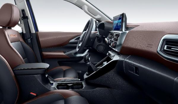 長安凱程F70自動擋上市，內(nèi)飾配置透露出濃濃的科技感